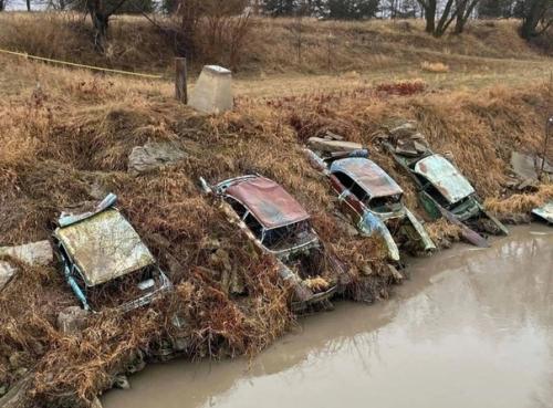 С помощью кузовов старых автомобилей американцы укрепляли берега рек в ряде штатов. 01