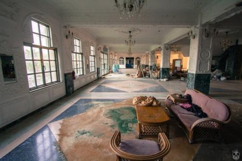 Заброшенный отель на острове хатидзё, Япония. 06