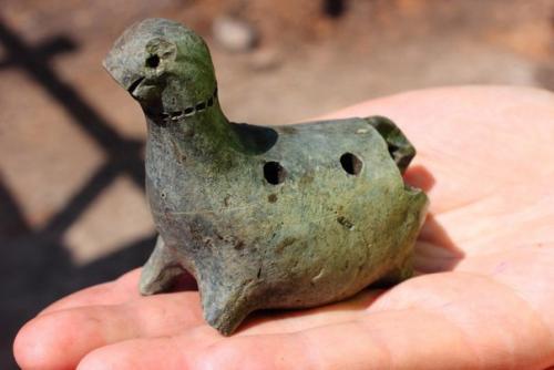 В старой руссе нашли печати 14 века с изображением ангела (или пришельца) и странным зверем. 03