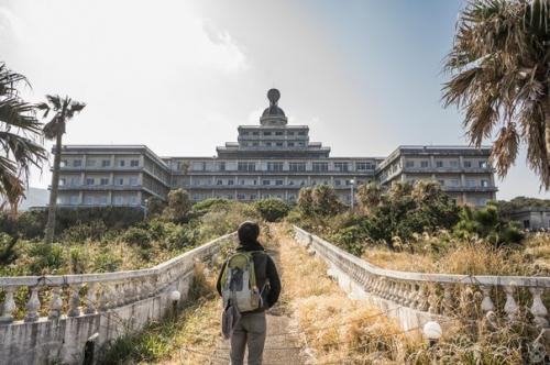 Заброшенный отель на острове хатидзё, Япония. 07