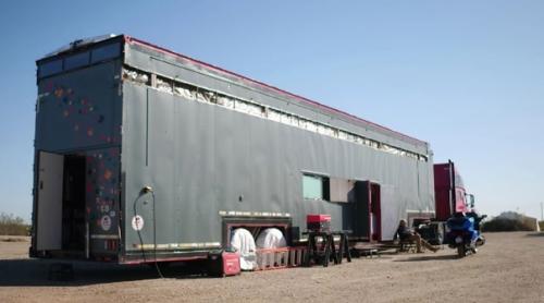 B Kaнаде одна пожилая семейная пара огромный автодом мечты построила. 02