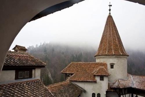 Уникальный замок бран в Румынии часто называют обителью нечисти и зла. 03