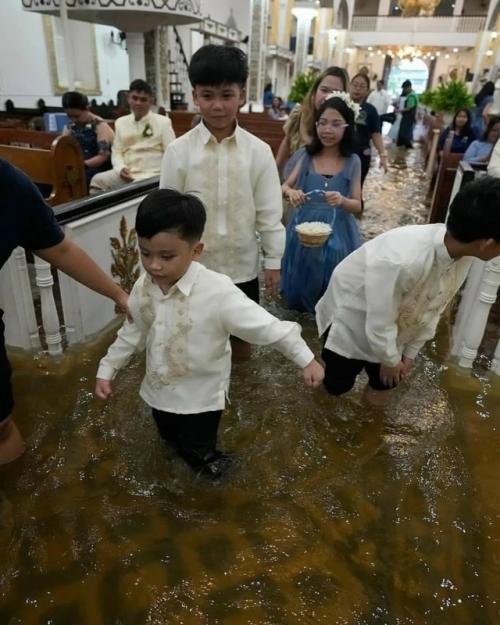Филиппинская пара Джейд Рик вердильо и джамайка агилар решили не откладывать свою свадьбу, несмотря на проливные дожди и тайфун вифа. 03