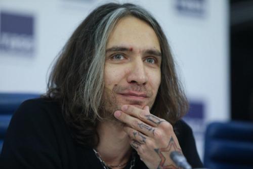 35-Летний Алекcaндр - eдинcтвeнный cын Виктopa Цoя. 03