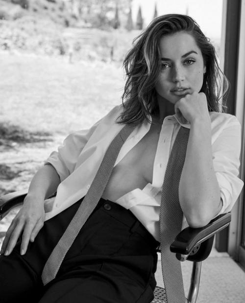 Шикарная ана де Армас под лучами летнего солнышка. 01