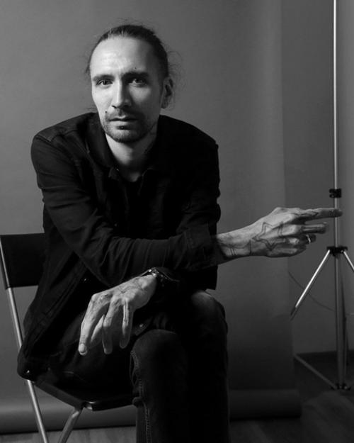 35-Летний Алекcaндр - eдинcтвeнный cын Виктopa Цoя. 02