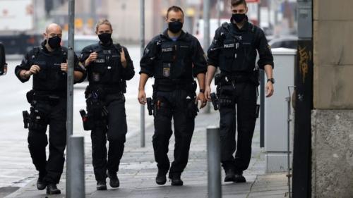 Немецкая полиция взяла под круглосуточную охрану клинику, куда доставили навального. 01