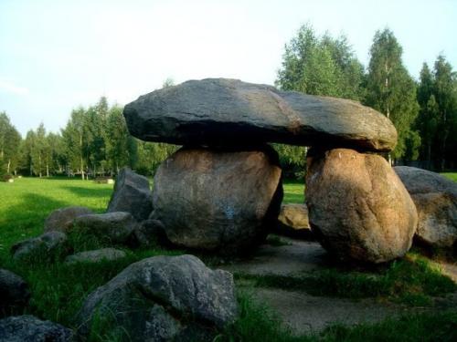 Таинственные валуны. Минск (Беларусь. Таинственные валуны. Минск (Беларусь.