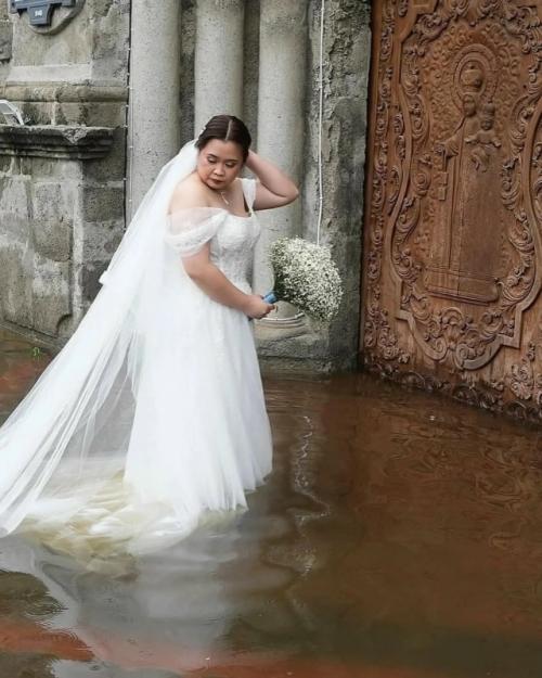 Филиппинская пара Джейд Рик вердильо и джамайка агилар решили не откладывать свою свадьбу, несмотря на проливные дожди и тайфун вифа. 06