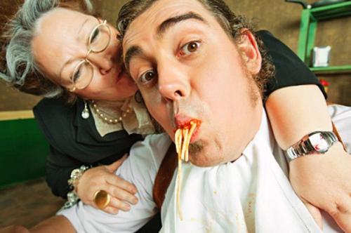 Постоянно жалуются, что мужиков вокруг нет. 
