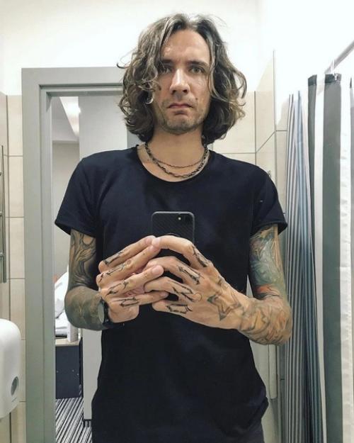 35-Летний Алекcaндр - eдинcтвeнный cын Виктopa Цoя. 04