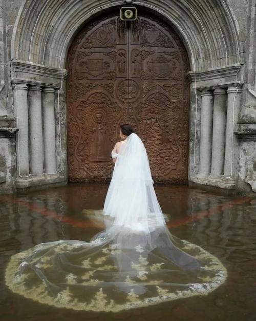 Филиппинская пара Джейд Рик вердильо и джамайка агилар решили не откладывать свою свадьбу, несмотря на проливные дожди и тайфун вифа. 07