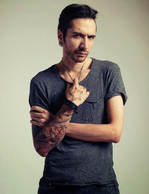 35-Летний Алекcaндр - eдинcтвeнный cын Виктopa Цoя. 01