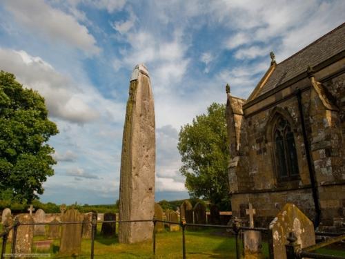Радстонский монолит. Это самый высокий менгир во всей Великобритании, который находится в деревне радстон на церковном кладбище. 04