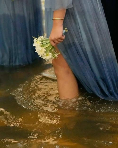 Филиппинская пара Джейд Рик вердильо и джамайка агилар решили не откладывать свою свадьбу, несмотря на проливные дожди и тайфун вифа. 05