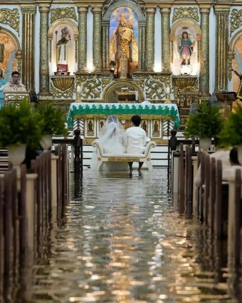 Филиппинская пара Джейд Рик вердильо и джамайка агилар решили не откладывать свою свадьбу, несмотря на проливные дожди и тайфун вифа. 09