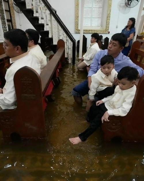 Филиппинская пара Джейд Рик вердильо и джамайка агилар решили не откладывать свою свадьбу, несмотря на проливные дожди и тайфун вифа. 04
