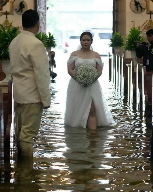 Филиппинская пара Джейд Рик вердильо и джамайка агилар решили не откладывать свою свадьбу, несмотря на проливные дожди и тайфун вифа. 01