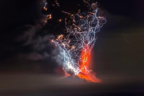 Извержение вулкана кальбуко в Чили. 23. 04