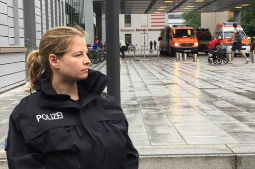 Немецкая полиция взяла под круглосуточную охрану клинику, куда доставили навального. 04