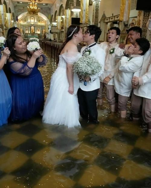 Филиппинская пара Джейд Рик вердильо и джамайка агилар решили не откладывать свою свадьбу, несмотря на проливные дожди и тайфун вифа. 08