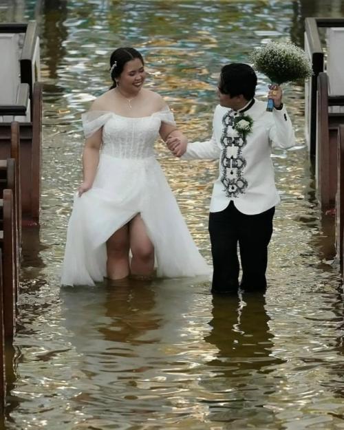 Филиппинская пара Джейд Рик вердильо и джамайка агилар решили не откладывать свою свадьбу, несмотря на проливные дожди и тайфун вифа. 02