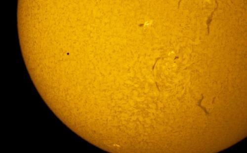 Так прохождение Меркурия по диску солнца 9 мая 2016 года выглядело через установленный в Санкт-петербурге телескоп с альфа - водородным фильтром.