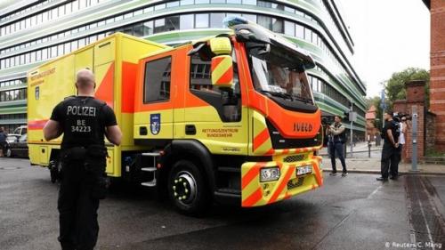 Немецкая полиция взяла под круглосуточную охрану клинику, куда доставили навального. 02