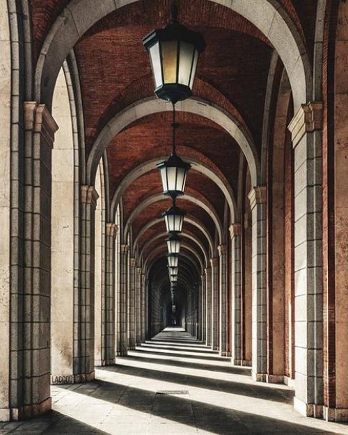 Симметричность линий: этот профиль в Instagram - настоящий рай для перфекционистов. 01