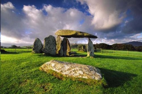 Уэльский дольмен пентре ифан. 01 Уэльский дольмен пентре ифан. 01