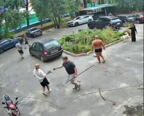Mногодетную мать соседи жёстко избили до сотрясения из-за парковочного места в Воронеже, а после, избитую и лежащую на асфальте, облили кефиром.

