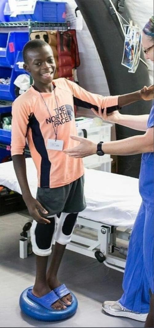 12-Летний африканский мальчик родился с очень тяжёлой деформацией ног и жил с большим трудом. 05