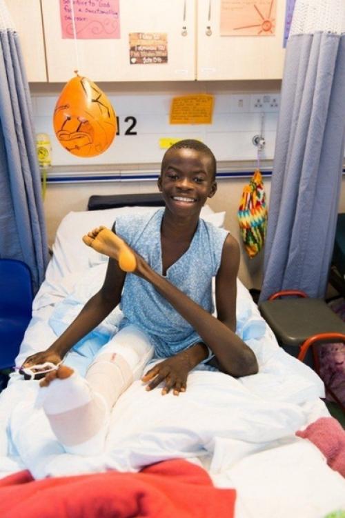 12-Летний африканский мальчик родился с очень тяжёлой деформацией ног и жил с большим трудом. 01