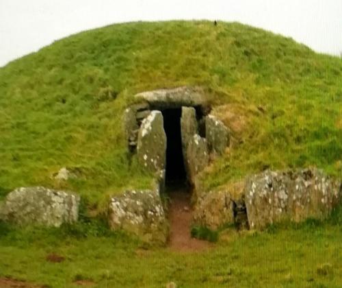Археологи загадочную гробницу на знаменитом Острове Друидов обнаружили. 01 Археологи загадочную гробницу на знаменитом Острове Друидов обнаружили. 01