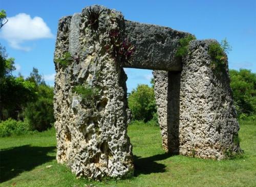 Ворота тонга.  В полинезии находится уникальное каменное сооружение XI века - ворота тонга. 02
