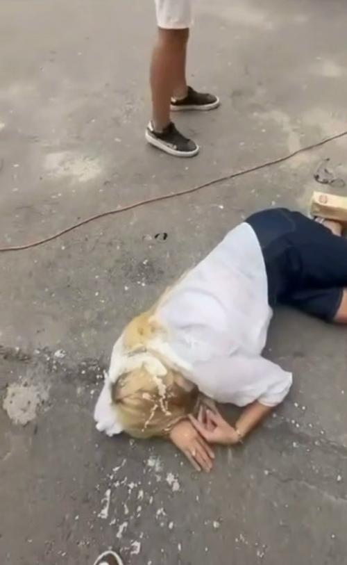 Mногодетную мать соседи жёстко избили до сотрясения из-за парковочного места в Воронеже, а после, избитую и лежащую на асфальте, облили кефиром. 02