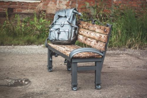 Двухместная тематическая скамейка со скульптурой Рюкзак. 03