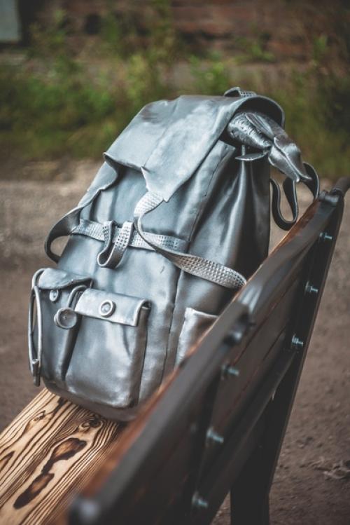 Двухместная тематическая скамейка со скульптурой Рюкзак. 04