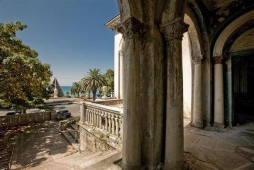 Самая красивая и ошеломляющая заброшенная железнодорожная станция в мире. 06