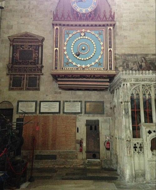 В эксетерском соборе в Великобритании есть дверь, которую, как считается, не меняли с XIV века. 02