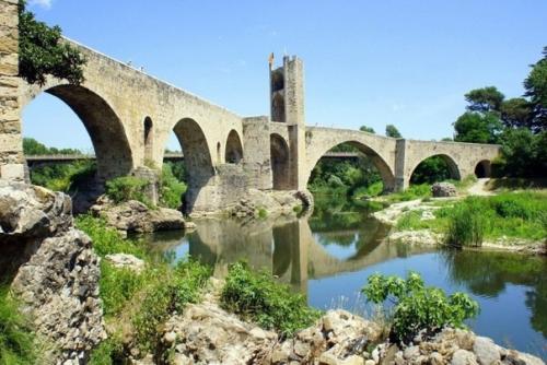 Чтобы узнать, как выглядела Испания в средние века, нет лучшего места, чем город бесалу в Каталонии. 01