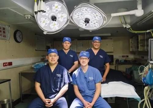 12-Летний африканский мальчик родился с очень тяжёлой деформацией ног и жил с большим трудом. 02