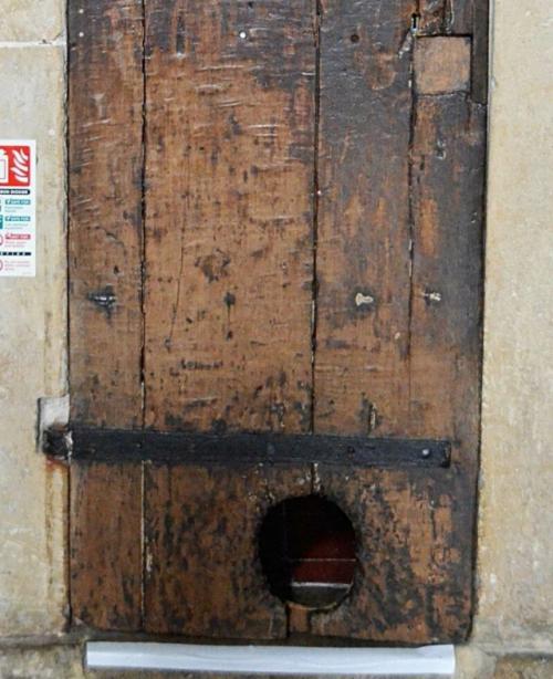 В эксетерском соборе в Великобритании есть дверь, которую, как считается, не меняли с XIV века. 01