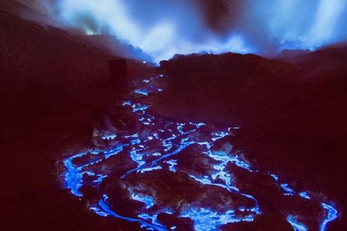 Фото дня.  Американский фотограф Рубен Ву Синий Огонь вулкана иджен запечатлел.