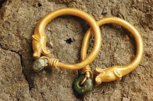 На обмелевшем дне аральского моря найдены остатки двух поселений и мавзолеев. 03