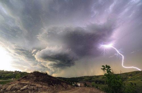 Синоптику - фотографу удалось сделать пугающие снимки самых опасных в мире грозовых облаков. 04