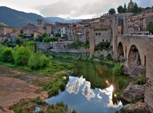 Чтобы узнать, как выглядела Испания в средние века, нет лучшего места, чем город бесалу в Каталонии. 04