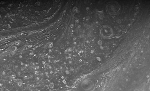 Зонд Кассини завершил свою миссию: самые яркие фото аппарата. 04