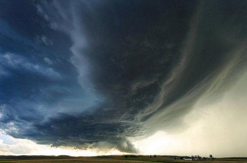 Синоптику - фотографу удалось сделать пугающие снимки самых опасных в мире грозовых облаков. 03