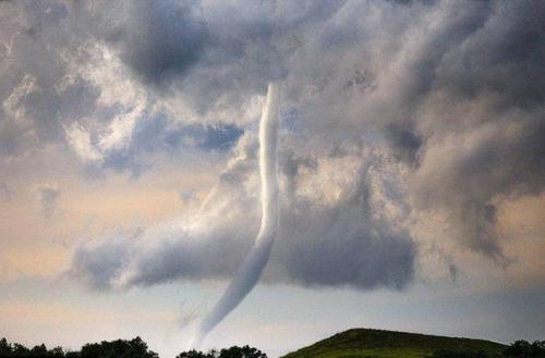 Синоптику - фотографу удалось сделать пугающие снимки самых опасных в мире грозовых облаков. 02